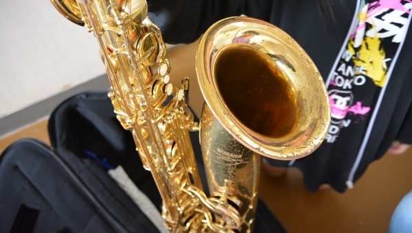 音楽のまちで元気に演奏する子どもたちのために新しい楽器を贈りたい!