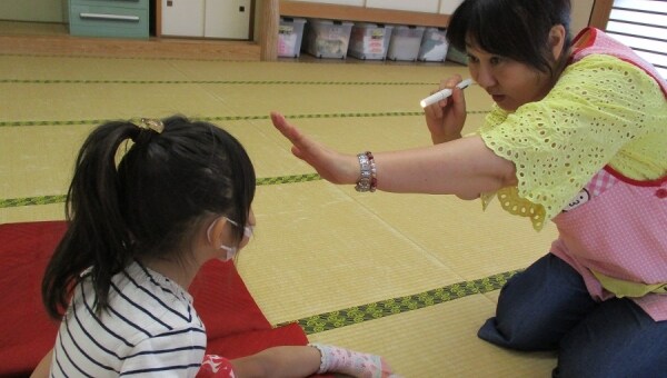 子どもの弱視治療の機会を逃さない。スポットビジョンスクリーナーで早期発見へ。