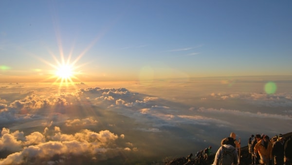 富士山でケガする人を1人でも減らすために。登山用ヘルメットを広めたい!