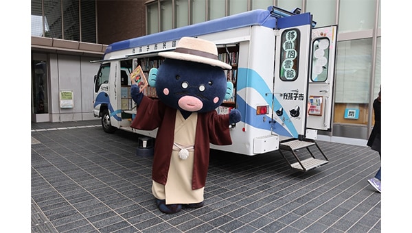 子どもたちにもっと読書の楽しさを!ミニ移動図書館めるへん号プロジェクト!