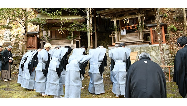雪の朝に灯す祈り―600年続く御朝拝式を未来へー