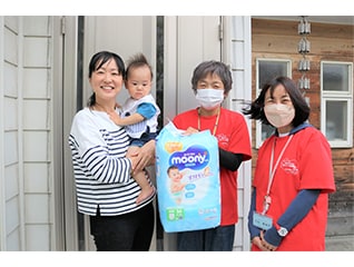 子どもたちにオムツやミルクを届けて子育てを見守…