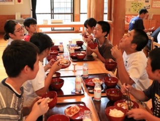 すべての子どもにおいしい自校給食を。地域の愛情を未来へつなぐ食育プロジェクト