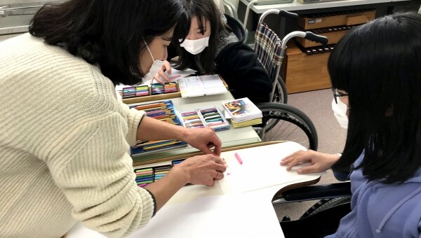 子ども患者たちの不安や悲しみを癒す!病院内テーマパーク化アートプロジェクト